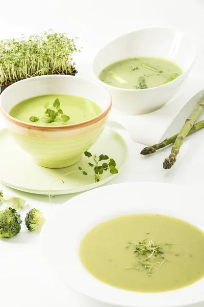 Different Green Creamy Soups Broccoli Green Asparagus Herbs — Stock Photo, Image