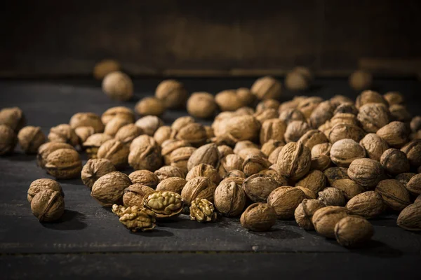 Nueces Sobre Mesa Madera Negra —  Fotos de Stock