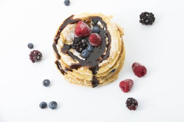 ahududu, Bilberry, böğürtlen ve çikolata sosu ile krep