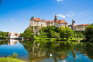 Sigmaringen Şatosu (ayrıca Hohenzollernschloss) Almanya, Baden-Wuerttemberg, Sigmaringen şehri Tuna Nehri kıyısında yer alır.