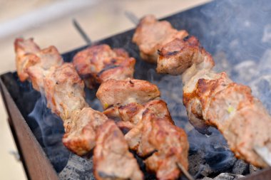 Izgarada domuz etinin detaylı görüntüsü, detaylı görünüm.