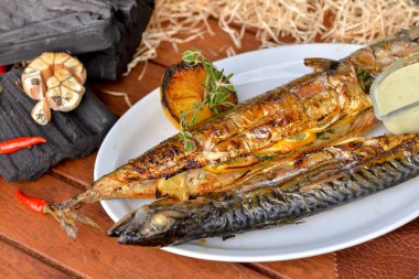 Çıtır çıtır kızarmış uskumru ve altın rengi kahverengi kabuklu.