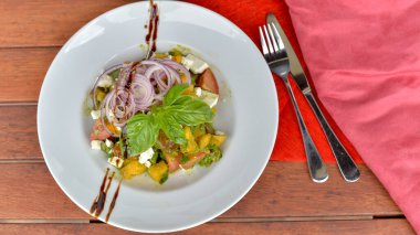 Bol soslu iştah açıcı Yunan salatası.