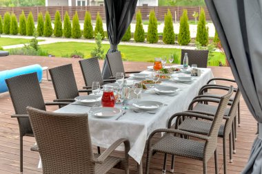 İştah açıcı ziyafet bilardo masasının yanında.