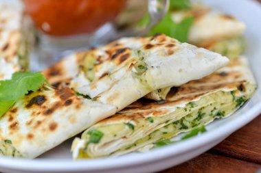 Baharatlı domates soslu peynirli ve otlu shawarma.
