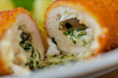 Kyiv pirzolası haşlanmış patatesle servis edilir.