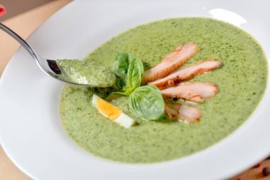 Ispanaklı krema çorbası, pişirilmiş et ve yumurta.