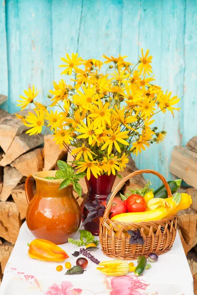 Bouquet de fleurs et panier avec récolte d'automne de légumes de saison — Photo