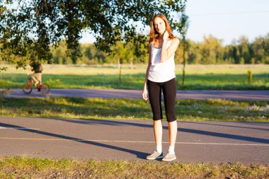 Parkta yolda duran güzel kız