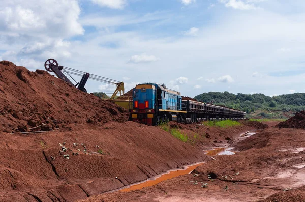 Grävmaskin lastning lera till tåget — Stockfoto