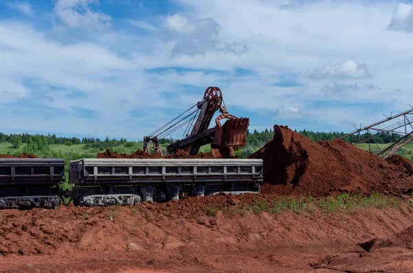 Bagger belädt Lehm für den Zug — Stockfoto