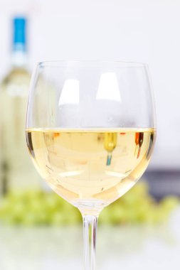 Beyaz şarap cam portre biçimi boşaltmak kopya alanı