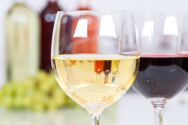 Beyaz bir cam şişe içki alkol şarap