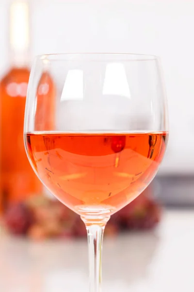 Vinho Rosa Copo Álcool Formato Retrato Garrafa — Fotografia de Stock