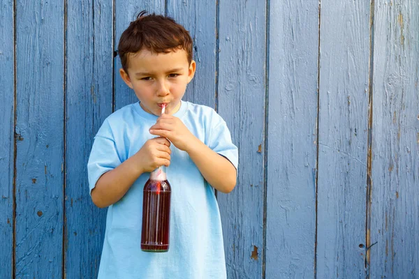 Ребенок Маленький Мальчик Пьет Лимонад Пить Открытом Воздухе Бутылкой — стоковое фото