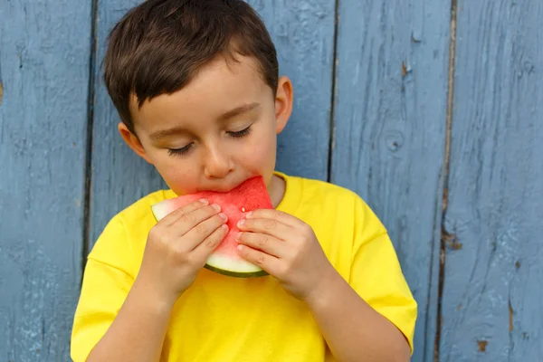 子供は子供の食べるスイカ夏 Copyspace コピー スペースを噛んで外屋外屋外の小さな男の子 — ストック写真