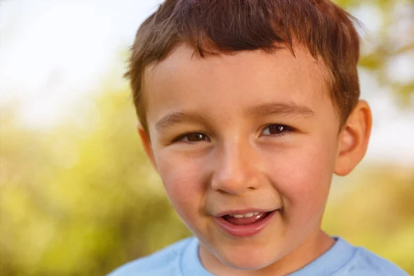 Enfant Enfant Petit Garçon Portrait Extérieur Souriant Visage Extérieur Dehors — Photo