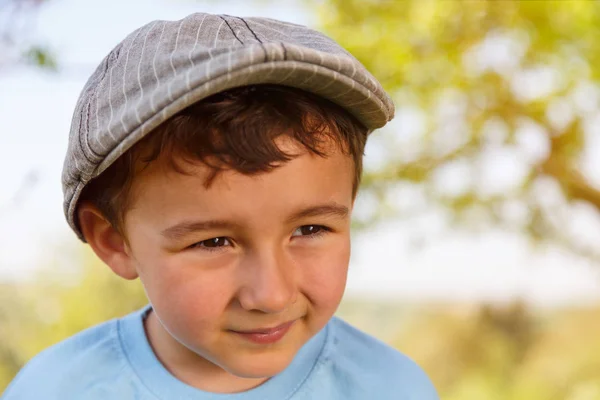 Enfant Enfant Petit Garçon Portrait Extérieur Copyspace Regardant Sur Côté — Photo