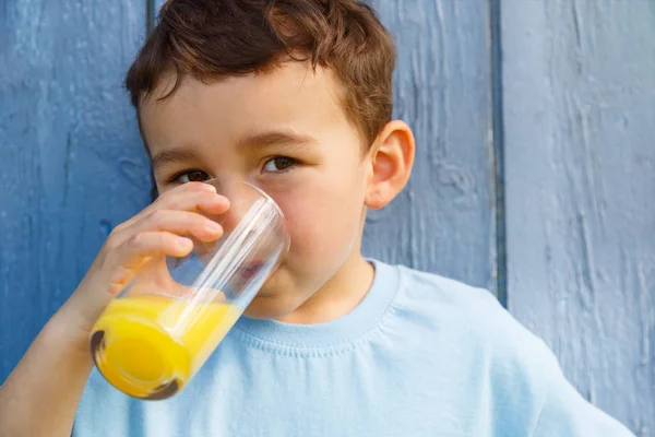 Ребенок Маленький Мальчик Пьет Апельсиновый Сок Напиток Открытом Воздухе Стеклом — стоковое фото