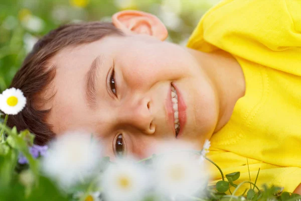 Gyermek Gyerek Tavaszi Virág Meadow Virágok Kis Fiú Portré Szabadtéri — Stock Fotó
