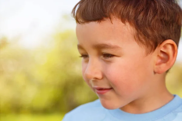 Enfant Enfant Petit Garçon Portrait Extérieur Copyspace Regardant Vers Côté — Photo