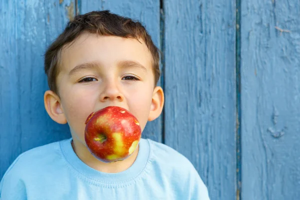 Barn Kid Liten Pojke Apple Frukt Copyspace Kopia Plats Utomhus — Stockfoto