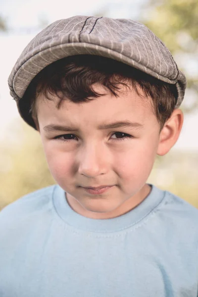 Barn Kid Lilla Pojke Stående Format Utomhus Med Mössa Retro — Stockfoto