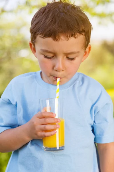 Kind Kind Kleiner Junge Trinkt Orangensaft Trinken Freien Frühling Hochformat — Stockfoto