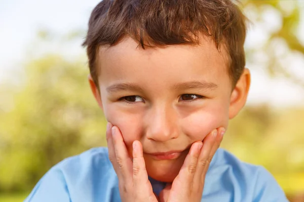 Barn Kid Liten Pojke Tänkande Ser Sorg Oro Utomhus Copyspace — Stockfoto