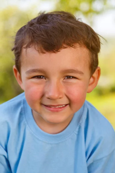 Niño Niño Pequeño Niño Retrato Formato Aire Libre Sonriendo Cara —  Fotos de Stock