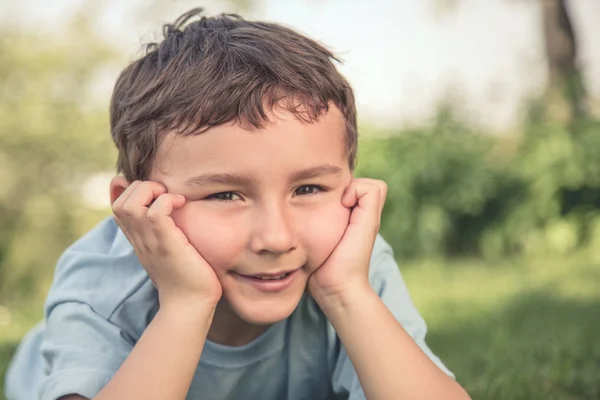 Enfant Enfant Petit Garçon Penser Recherche Style Rétro Extérieur Copyspace — Photo