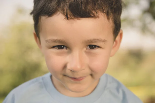 Enfant Enfant Petit Garçon Portrait Extérieur Visage Rétro Style Extérieur — Photo