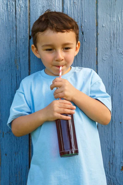 Kind Kind Kleiner Junge Trinkt Cola Limonade Trinken Hochformat Freien — Stockfoto