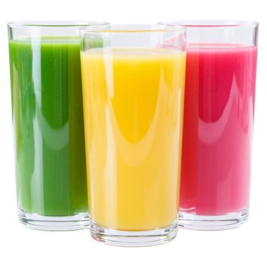 Beyaz bir arka plan üzerinde izole meyve suyu güler yüzlü smoothies