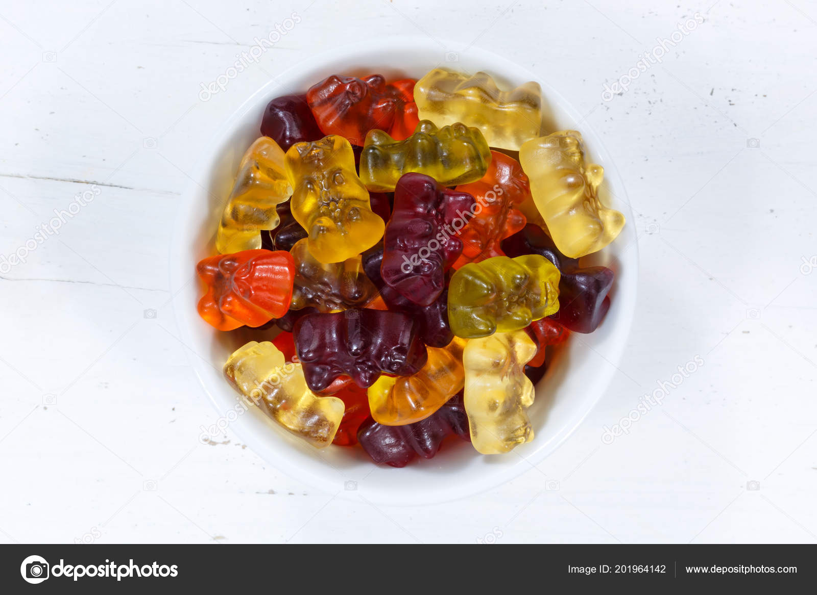 ボール板木材の上からグミのクマのお菓子 ストック写真 C Boarding2now