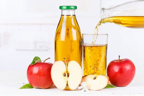 Apple Juice Odlewania Zalać Jabłka Owoc Owoce Butelka Lato Miejsce — Zdjęcie stockowe