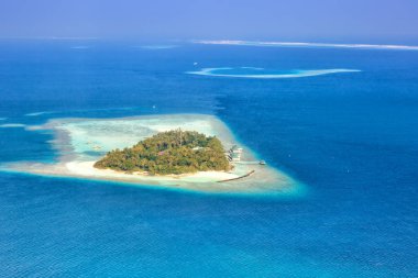 Ada Maldivler tatil cennet deniz Embudu Resort havadan fotoğraf turizm