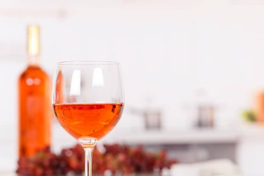 Rose şarap bir bardak boşaltmak kopya alanı ile