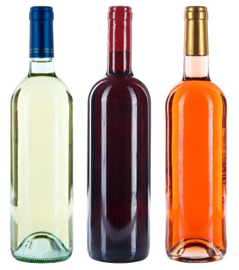 Beyaz bir arka plan üzerinde izole kırmızı beyaz gül alkol koleksiyonu şarap şişe şaraplar