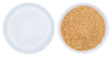 Beyaz bir arka plan üzerinde izole kase yukarıda şeker kamışı kahverengi ve beyaz