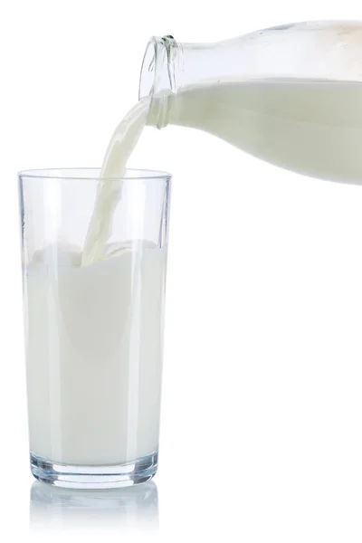 牛奶倾吐的玻璃瓶被隔绝在白色背景上 — 图库照片