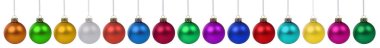 Beyaz bir arka plan üzerinde izole bir satırda renkli dekorasyon Noel topları baubles banner renkler
