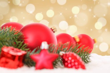 Noel topları kırmızı altın dekorasyon baubles boşaltmak kopya alanı metin kar