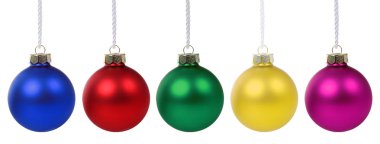 Beyaz bir arka plan üzerinde izole Noel topları baubles renkleri deco dekorasyon