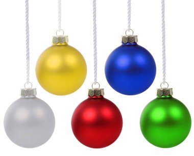 Noel topları baubles asılı beyaz bir arka plan üzerinde izole renkler