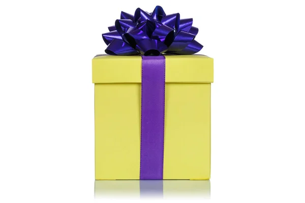 Regalo Cumpleaños Navidad Regalo Boda Caja Amarilla Aislada Sobre Fondo —  Fotos de Stock
