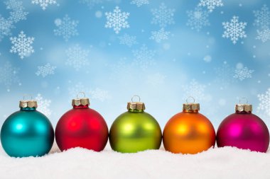Pek çok renkli Noel balosu arka plan süslemesi kar tanelerini kış kopyasına dönüştürüyor