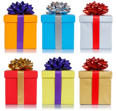 Beyaz bir arka plan üzerinde Doğum günü Noel hediyeleri bahçesidir izole