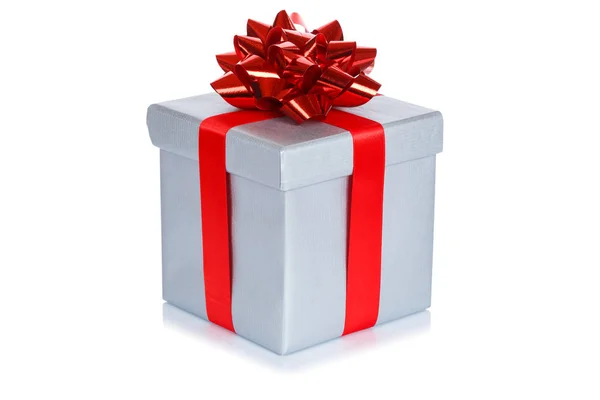 Presente Aniversário Natal Presente Caixa Prata Isolado Fundo Branco — Fotografia de Stock