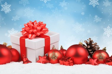 Noel hediye hediyeler topları baubles dekorasyon kar kar tanesi boşaltmak kopya alanı metin arka plan